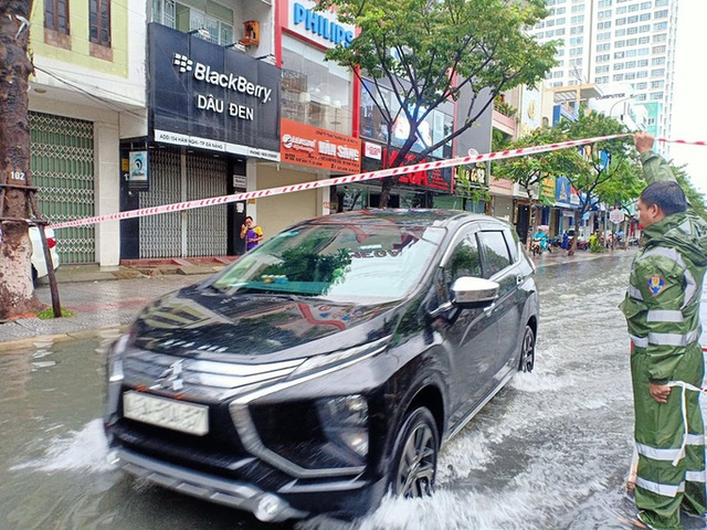  Chùm ảnh trước bão: Đà Nẵng mưa xối xả ngập đường, sấm sét vang trời  - Ảnh 17.