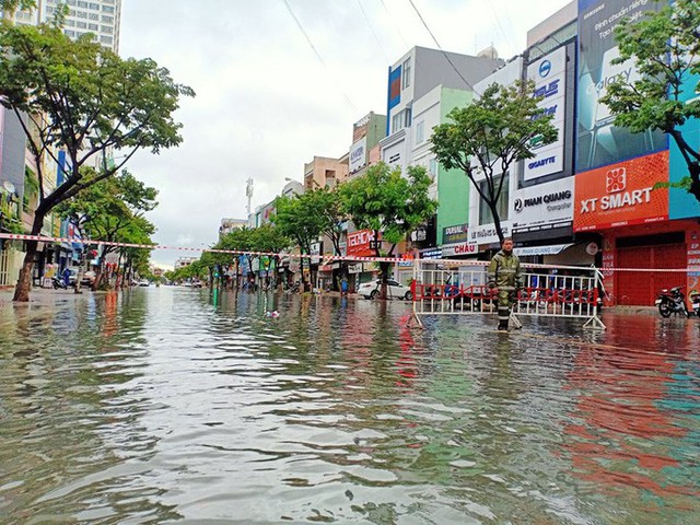  Chùm ảnh trước bão: Đà Nẵng mưa xối xả ngập đường, sấm sét vang trời  - Ảnh 18.