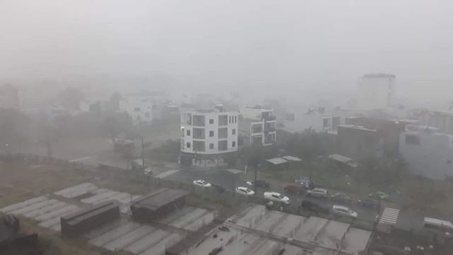  Chùm ảnh trước bão: Đà Nẵng mưa xối xả ngập đường, sấm sét vang trời  - Ảnh 4.