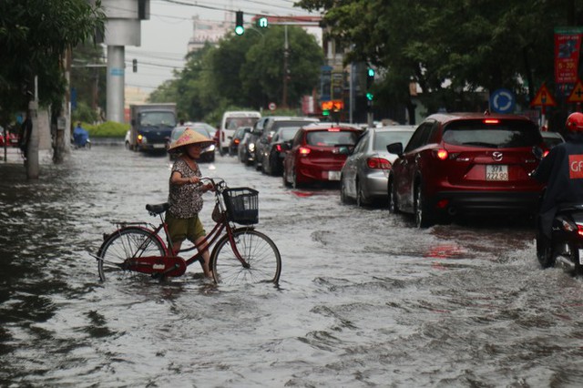 Mưa lớn, nhiều tuyến đường ở thành phố Vinh ngập sâu - Ảnh 4.