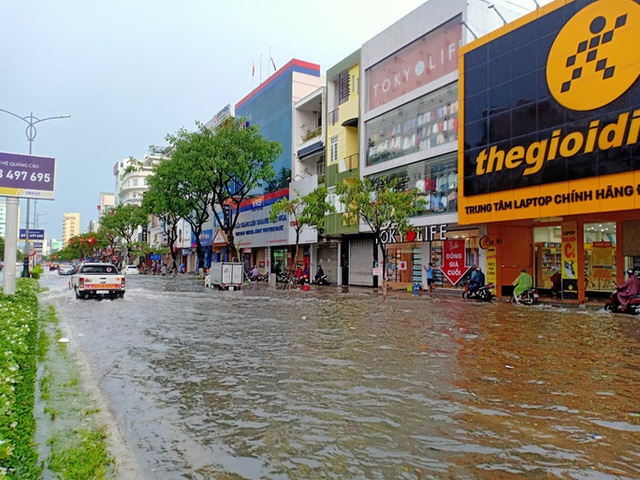  Chùm ảnh trước bão: Đà Nẵng mưa xối xả ngập đường, sấm sét vang trời  - Ảnh 7.