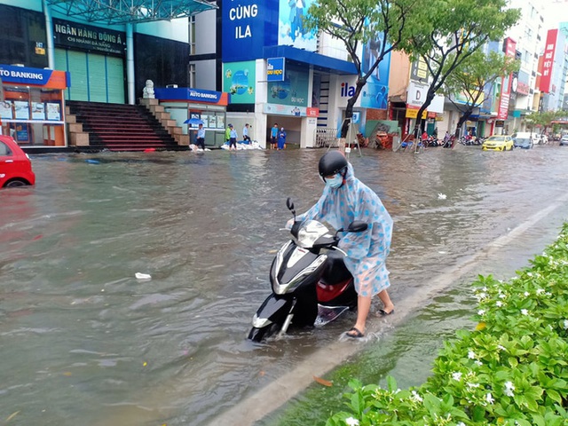  Chùm ảnh trước bão: Đà Nẵng mưa xối xả ngập đường, sấm sét vang trời  - Ảnh 8.