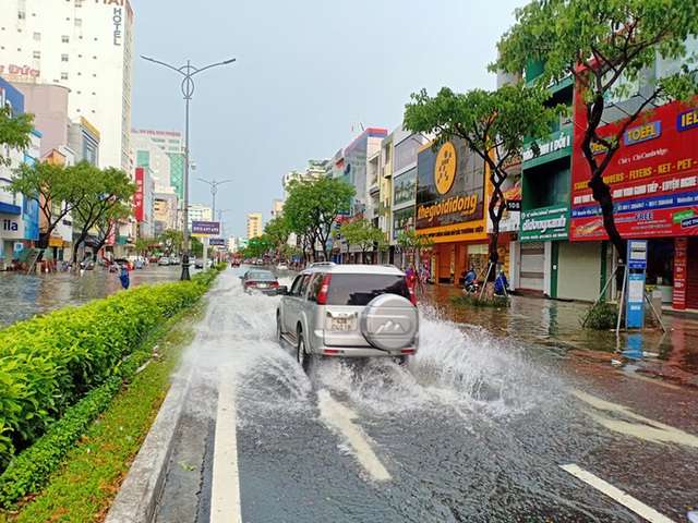  Chùm ảnh trước bão: Đà Nẵng mưa xối xả ngập đường, sấm sét vang trời  - Ảnh 9.