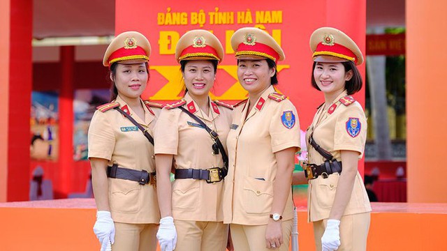 Vẻ đẹp của bóng hồng cảnh sát giao thông Hà Nam - Ảnh 8.