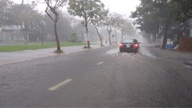  Chùm ảnh trước bão: Đà Nẵng mưa xối xả ngập đường, sấm sét vang trời  - Ảnh 10.