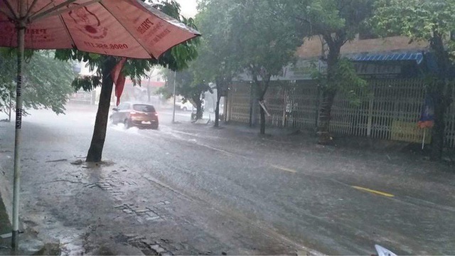  Chùm ảnh trước bão: Đà Nẵng mưa xối xả ngập đường, sấm sét vang trời  - Ảnh 11.