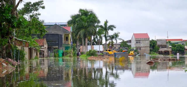 Sau bão, nhiều hộ dân vẫn bị cô lập trong biển nước, cột viễn thông cao cả trăm mét bị xô đổ - Ảnh 11.