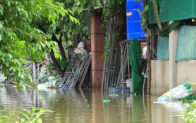 Sau bão, nhiều hộ dân vẫn bị cô lập trong biển nước, cột viễn thông cao cả trăm mét bị xô đổ - Ảnh 13.