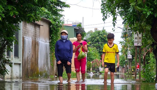 Sau bão, nhiều hộ dân vẫn bị cô lập trong biển nước, cột viễn thông cao cả trăm mét bị xô đổ - Ảnh 14.