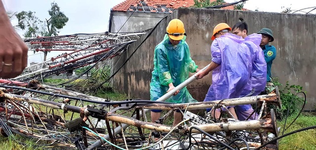 Sau bão, nhiều hộ dân vẫn bị cô lập trong biển nước, cột viễn thông cao cả trăm mét bị xô đổ - Ảnh 17.