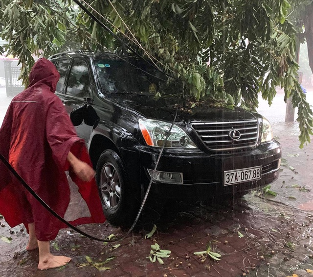 Sau bão, nhiều hộ dân vẫn bị cô lập trong biển nước, cột viễn thông cao cả trăm mét bị xô đổ - Ảnh 7.