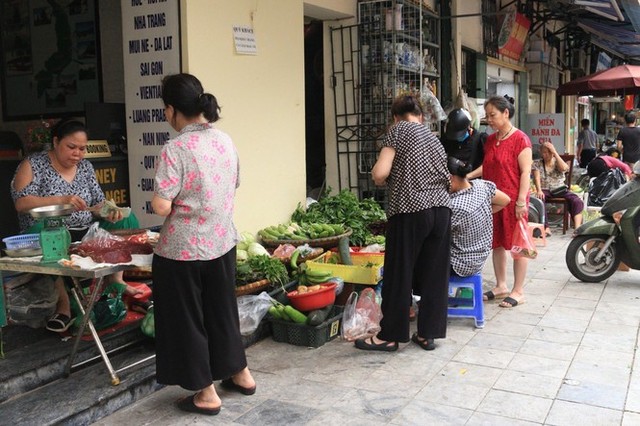 Đỏ lửa từ 4 giờ sáng, bán hàng trăm con gà cúng ngày rằm tháng 7 - Ảnh 1.