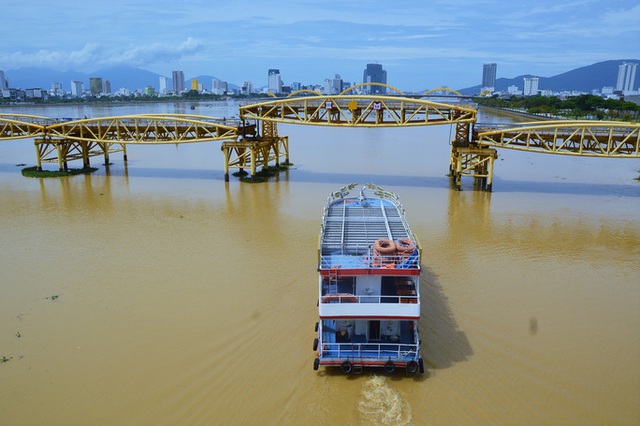  Đà Nẵng: Người dân háo hức chứng kiến cây cầu hơn 55 năm tuổi nâng nhịp cho tàu thuyền qua lại  - Ảnh 1.