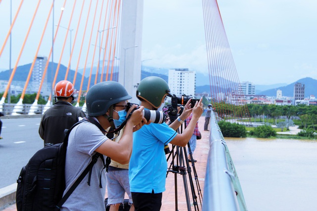  Đà Nẵng: Người dân háo hức chứng kiến cây cầu hơn 55 năm tuổi nâng nhịp cho tàu thuyền qua lại  - Ảnh 3.