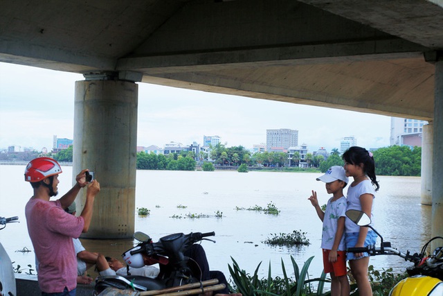  Đà Nẵng: Người dân háo hức chứng kiến cây cầu hơn 55 năm tuổi nâng nhịp cho tàu thuyền qua lại  - Ảnh 4.