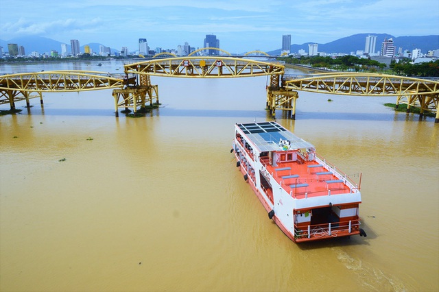  Đà Nẵng: Người dân háo hức chứng kiến cây cầu hơn 55 năm tuổi nâng nhịp cho tàu thuyền qua lại  - Ảnh 6.