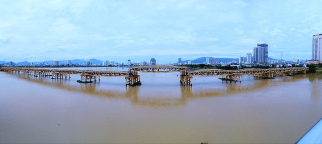 Đà Nẵng: Người dân háo hức chứng kiến cây cầu hơn 55 năm tuổi nâng nhịp cho tàu thuyền qua lại  - Ảnh 8.