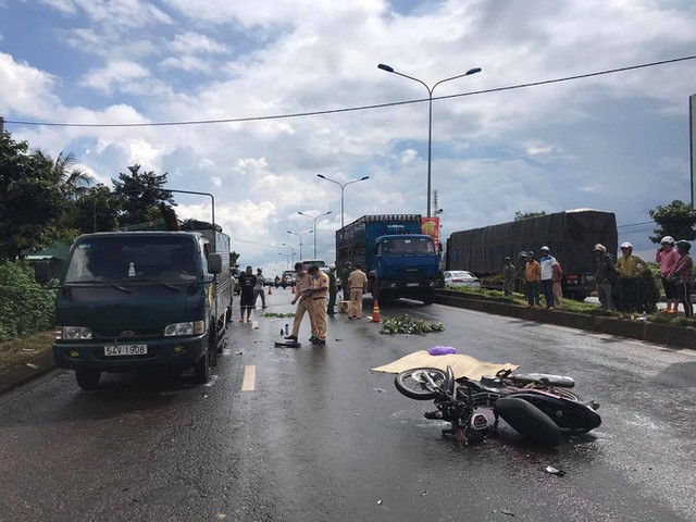 Mưa lớn, tông xe tải đậu bên đường, người đàn ông tử vong tại chỗ - Ảnh 1.