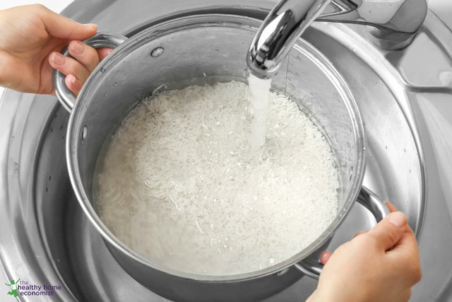 Chuyên gia Ấn Độ khuyên ngâm gạo trước khi nấu cơm: Những lợi ích bất ngờ và cách ngâm gạo đúng - Ảnh 1.