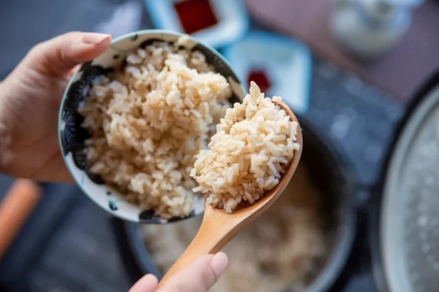  Chuyên gia Ấn Độ khuyên ngâm gạo trước khi nấu cơm: Những lợi ích bất ngờ và cách ngâm gạo đúng - Ảnh 3.