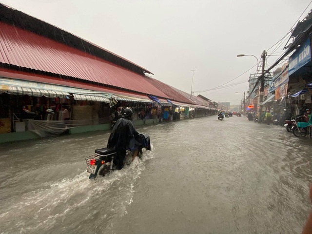  Chợ Thủ Đức bị nước cô lập sau 10 phút xảy ra mưa  - Ảnh 1.