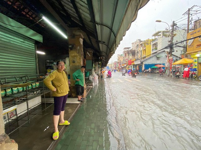  Chợ Thủ Đức bị nước cô lập sau 10 phút xảy ra mưa  - Ảnh 7.