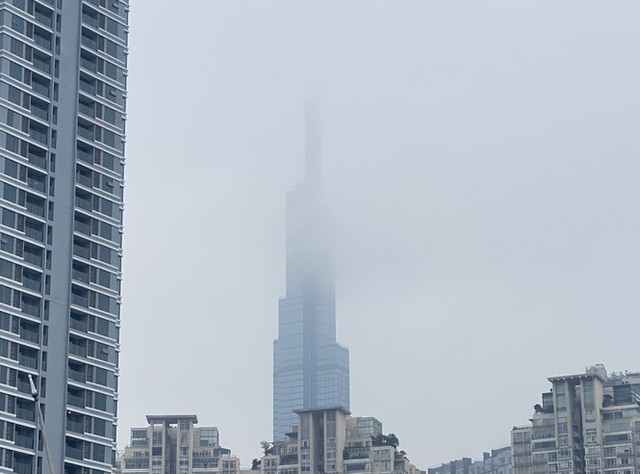 Tiết trời se lạnh, mây mù bao phủ trung tâm TPHCM - Ảnh 10.