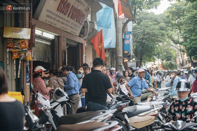 Đến hẹn lại lên: Người Hà Nội kiên nhẫn xếp hàng dài đợi mua bánh Trung thu Bảo Phương - Ảnh 13.