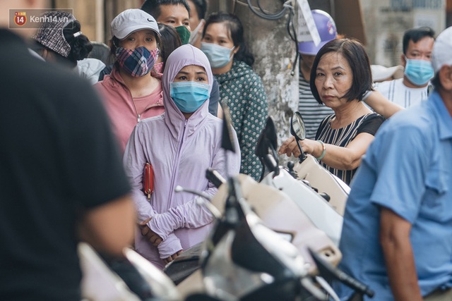 Đến hẹn lại lên: Người Hà Nội kiên nhẫn xếp hàng dài đợi mua bánh Trung thu Bảo Phương - Ảnh 17.