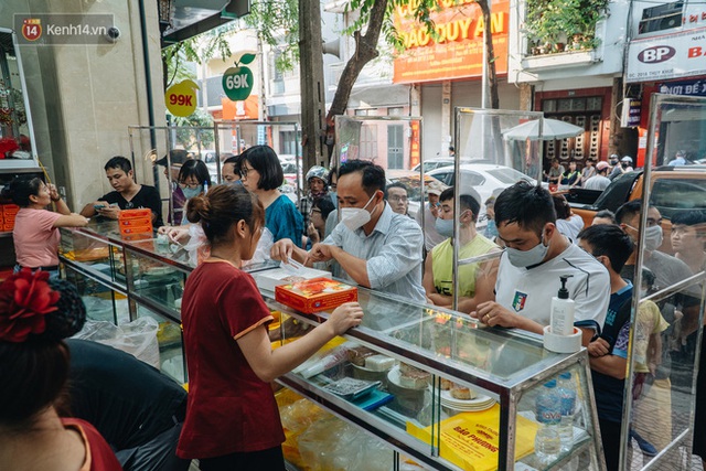 Đến hẹn lại lên: Người Hà Nội kiên nhẫn xếp hàng dài đợi mua bánh Trung thu Bảo Phương - Ảnh 3.