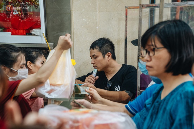 Đến hẹn lại lên: Người Hà Nội kiên nhẫn xếp hàng dài đợi mua bánh Trung thu Bảo Phương - Ảnh 6.