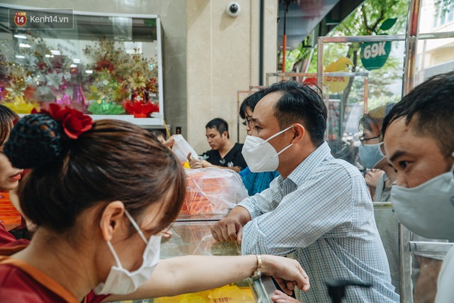 Đến hẹn lại lên: Người Hà Nội kiên nhẫn xếp hàng dài đợi mua bánh Trung thu Bảo Phương - Ảnh 7.
