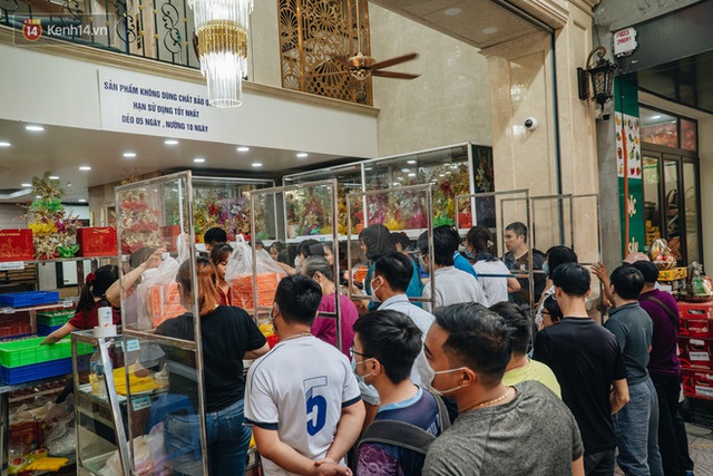 Đến hẹn lại lên: Người Hà Nội kiên nhẫn xếp hàng dài đợi mua bánh Trung thu Bảo Phương - Ảnh 8.