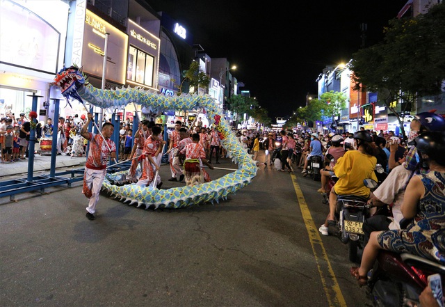 Người dân Đà Nẵng nô nức xuống đường xem múa Lân trước Tết Trung thu, giao thông ùn tắc - Ảnh 1.
