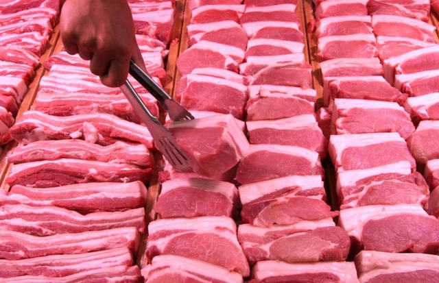 Trung Quốc lại xả kho 10.000 tấn thịt lợn  - Ảnh 1.