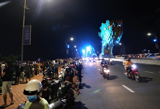 Người dân Đà Nẵng nô nức xuống đường xem múa Lân trước Tết Trung thu, giao thông ùn tắc - Ảnh 15.