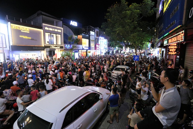 Người dân Đà Nẵng nô nức xuống đường xem múa Lân trước Tết Trung thu, giao thông ùn tắc - Ảnh 6.