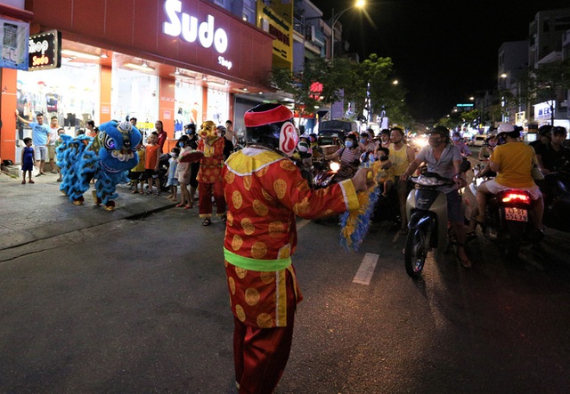 Người dân Đà Nẵng nô nức xuống đường xem múa Lân trước Tết Trung thu, giao thông ùn tắc - Ảnh 10.