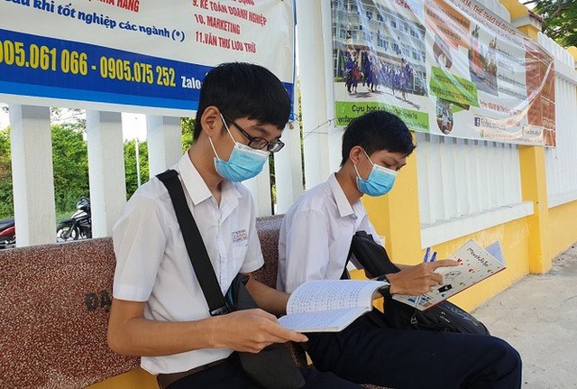 Hơn 9.200 thí sinh Quảng Nam đeo khẩu trang, đo thân nhiệt trong ngày thi đầu - Ảnh 1.