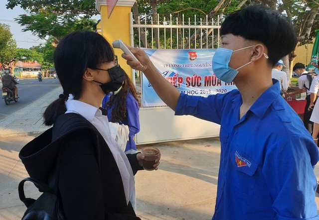 Hơn 9.200 thí sinh Quảng Nam đeo khẩu trang, đo thân nhiệt trong ngày thi đầu - Ảnh 5.