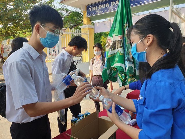 Hơn 9.200 thí sinh Quảng Nam đeo khẩu trang, đo thân nhiệt trong ngày thi đầu - Ảnh 6.