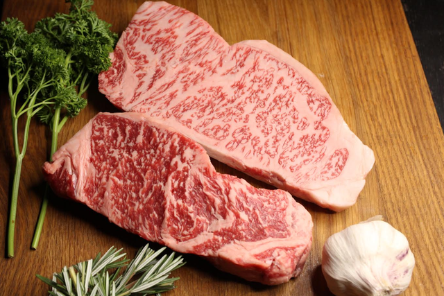 Từ món thịt bình dân của Nhật Bản, bò Wagyu đã trở thành loại thịt đắt đỏ ngang ngửa siêu xe như thế nào? - Ảnh 1.