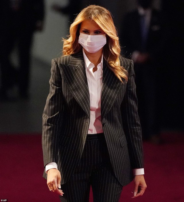 Đệ nhất phu nhân Mỹ Melania Trump đóng bộ suit hàng hiệu cùng gia đình chạm trán quý phu nhân phía đối thủ Joe Biden trong cuộc tranh luận Tổng thống - Ảnh 1.