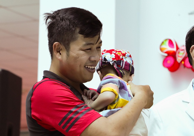Bố mẹ Trúc Nhi - Diệu Nhi xúc động đón Trung thu đầu tiên với 2 con, tuần sau 2 bé xuất viện về nhà - Ảnh 18.