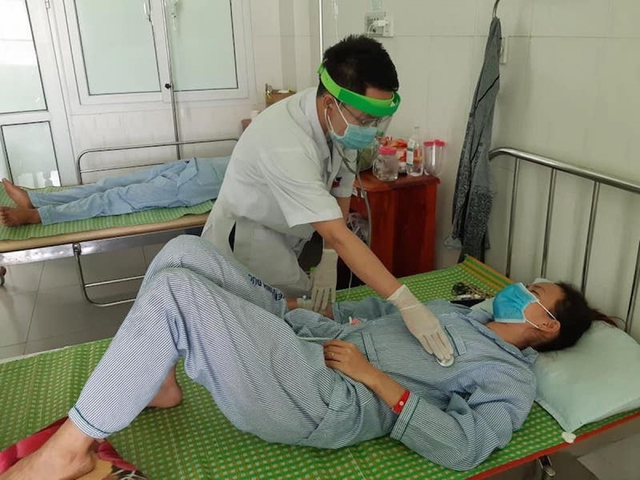 3 người ở Quảng Nam nhập viện nghi do ngộ độc do ăn pate Minh Chay - Ảnh 1.