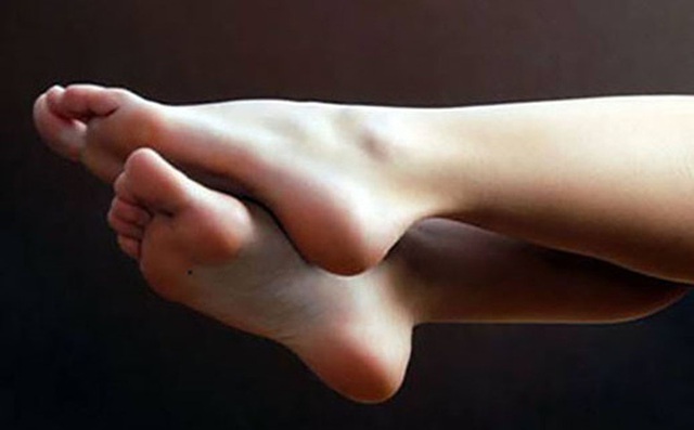 Nếu bỗng dưng thấy bàn chân có 5 sự thay đổi này, coi chừng cơ thể đang mắc trọng bệnh và cần được giải cứu lập tức - Ảnh 1.