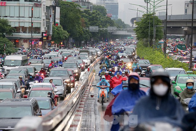 Ngày đầu tuần mưa lớn, nhiều tuyến phố Hà Nội ùn tắc dài - Ảnh 11.