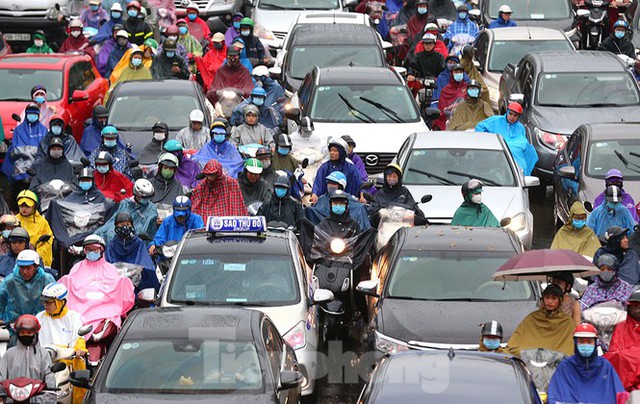 Ngày đầu tuần mưa lớn, nhiều tuyến phố Hà Nội ùn tắc dài - Ảnh 13.