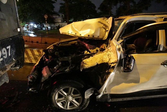 TP.HCM: Ô tô 7 chỗ tông hàng loạt xe máy dừng đèn đỏ, nhiều người bị thương nằm la liệt - Ảnh 3.
