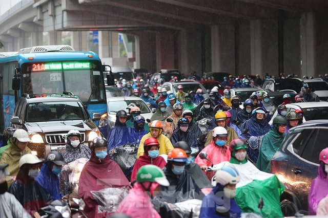 Ngày đầu tuần mưa lớn, nhiều tuyến phố Hà Nội ùn tắc dài - Ảnh 4.
